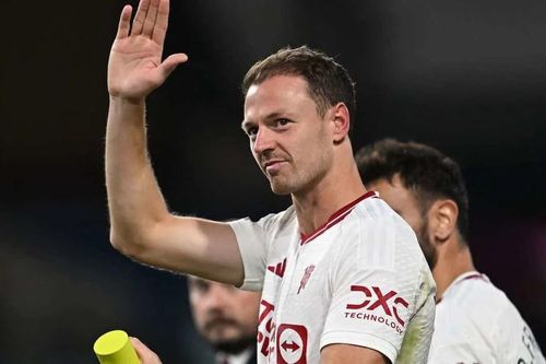 Huyền thoại MU bất ngờ trở lại Old Trafford dù mới tuyên bố giải nghệ chưa đầy một tháng