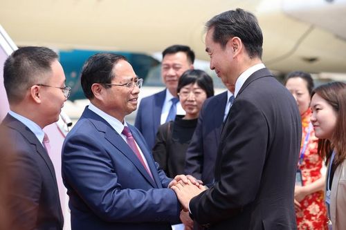 Thủ tướng tới Thiên Tân, bắt đầu chuyến công tác dự Hội nghị WEF và làm việc tại Trung Quốc