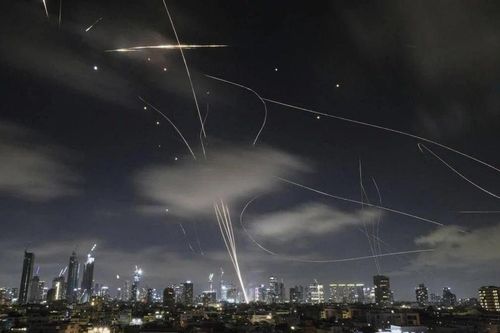 Iran – Israel phóng tên lửa lẫn nhau sau khi tổng thống Trump công bố ngừng bắn