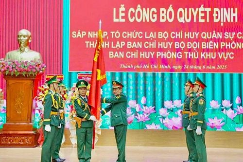 Công bố quyết định sáp nhập, tổ chức lại các đơn vị thuộc Quân khu 7