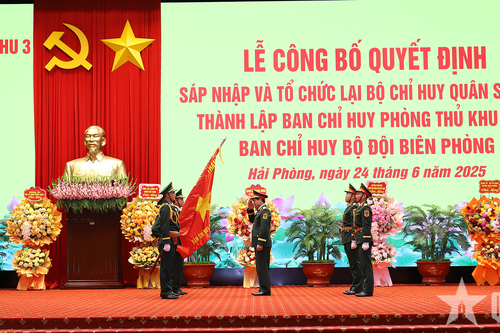 Quân khu 3 công bố Quyết định thành lập và trao Quân kỳ Quyết thắng cho các tổ chức quân sự địa phương