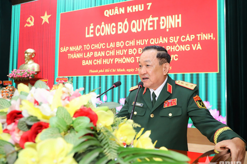Thượng tướng Võ Minh Lương dự, chỉ đạo công bố quyết định sáp nhập, tổ chức lại Bộ CHQS cấp tỉnh tại Quân khu 7