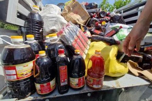 Thông tin thêm về vụ việc gần 1.000 chai nước mắm bị vứt ven đường: Chủ đại lý thuê người đem đổ với tiền công 400 ngàn đồng