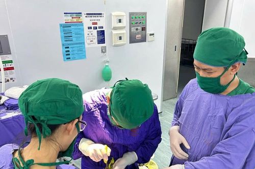 Cứu sống bệnh nhân bị kéo cắm xuyên sọ não