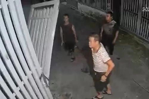 Triệu tập người kéo sập cửa nhà hàng xóm vì bị phản ánh hát karaoke