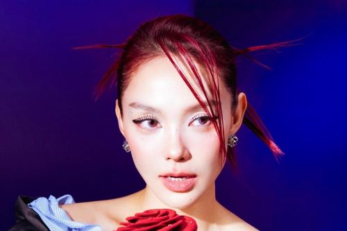 Diễn viên Minh Hằng xinh đẹp, rạng rỡ tuổi 38