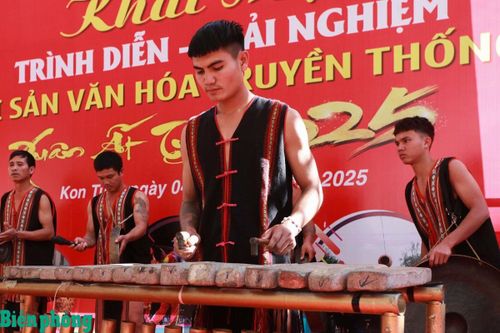 Âm vang tiếng đàn đá của dân tộc Xơ Đăng giữa đại ngàn Tây Nguyên