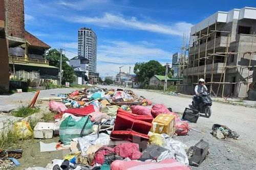 Rác thải ngổn ngang, tràn ra lòng đường trung tâm thành phố ở Nghệ An