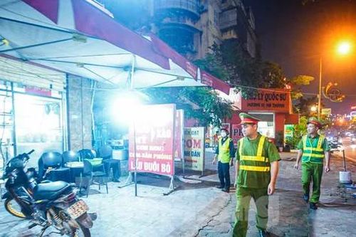 Xử lý hàng loạt biển hiệu lấn chiếm vỉa hè dọc đường Võ Chí Công