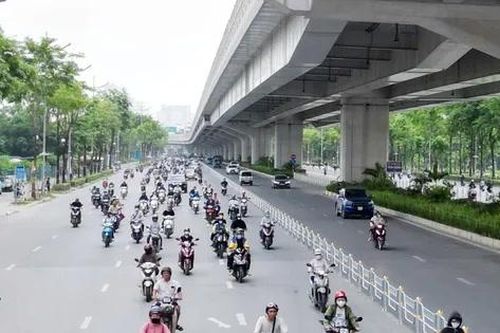 Nhiều xe đâm vào hàng rào phân làn trên 2 tuyến phố, Hà Nội gấp rút lắp thêm cảnh báo