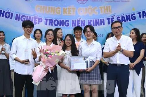 Nhóm sinh viên đoạt giải nhất thi khởi nghiệp với dự án làm mới Tiếng Việt