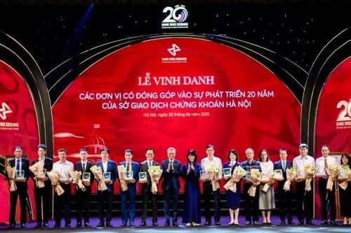 PVChem được vinh danh đơn vị đóng góp tiêu biểu cho sự phát triển của HNX