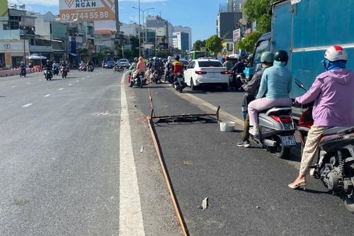 Người dân xô ngã rào chắn, tùy tiện vào đường 4.800 tỷ đồng để né kẹt xe