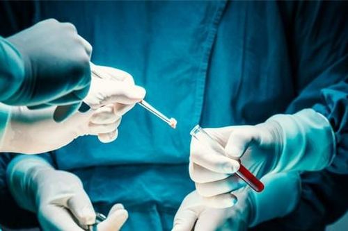 Lý do khiến người đàn ông phát hiện dị vật dài 17cm trong ruột suốt 50 năm