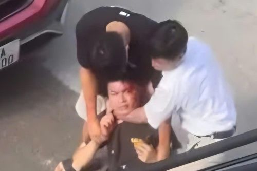 Danh tính 2 bố con đánh người chảy máu đầu rồi hỏi 'có biết tao là ai không'