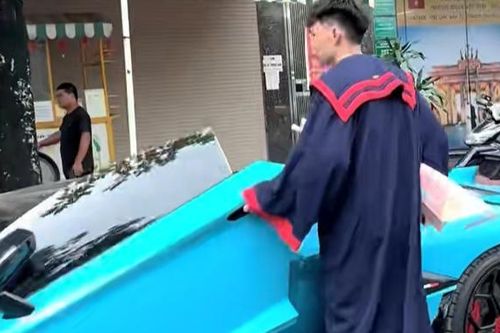Sự thật về video chàng trai lái siêu xe dự tốt nghiệp ở Hà Nội hút 'triệu view'