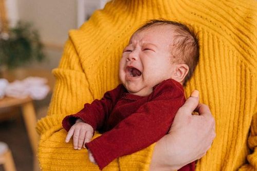 Sự thật trẻ òa khóc khi thấy người lạ 'dữ vía'