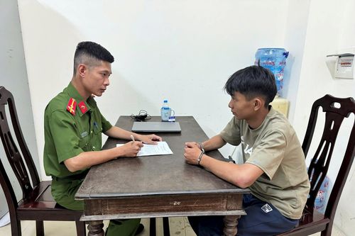 Bắt giữ nam thanh niên táo tợn giật điện thoại của 2 nữ sinh giữa trung tâm TP. Vinh