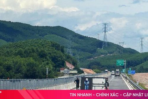 Xe tải lật trên cao tốc Hàm Nghi - Vũng Áng