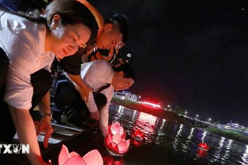 Lung linh lễ cầu ngư, thả hoa đăng trên sông Đà ở Hòa Bình