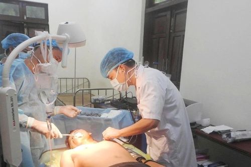 Bệnh xá đảo Sinh Tồn Đông cấp cứu ngư dân bị cá kìm đâm vào cổ