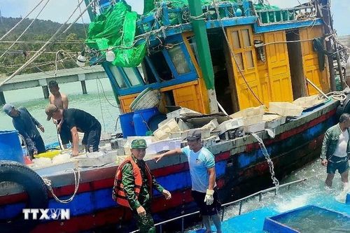 Quảng Ninh: Đồn Biên phòng Ngọc Vừng kịp thời cứu 6 ngư dân gặp nạn trên biển