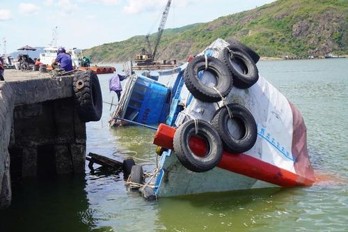 Tàu chở hàng neo đậu tại cảng bị chìm, 50 tấn vật liệu rơi xuống biển