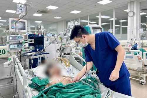 10 năm tự chữa đau khớp, cụ ông 77 tuổi nằm thở máy vì tụ cầu vàng đa kháng