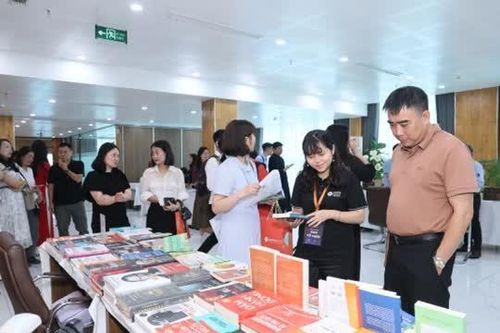 Ngành xuất bản 'thoi thóp' vì bản quyền