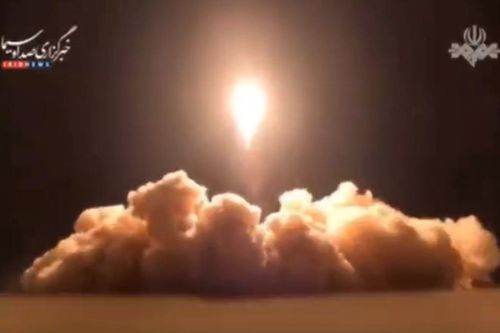 Iran phóng tên lửa vào căn cứ Al Udeid của Mỹ ở Qatar, tiếng nổ vang lên khắp Doha