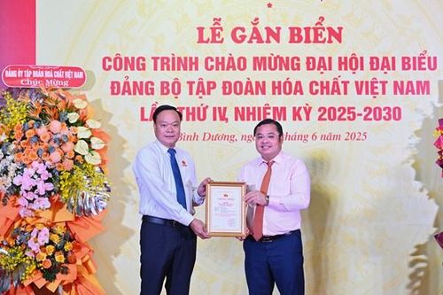 Casumina gắn biển công trình sản xuất lốp bán thép Patagonia M/T chào mừng Đại hội Đảng bộ Vinachem