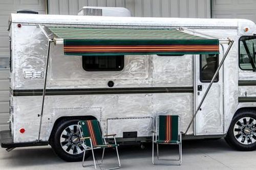 Chiếc motorhome khung vỏ nhôm được độ lại thành căn hộ tiện nghi