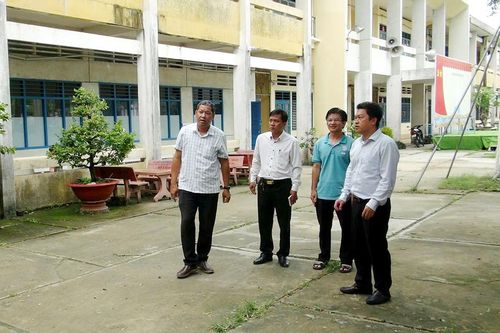 Bí thư Huyện ủy Tri Tôn Lâm Thành Sĩ kiểm tra các hội đồng thi THPT quốc gia năm 2025