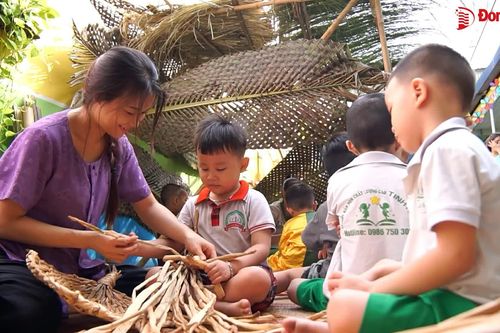 Trẻ học 'làm' nghề truyền thống
