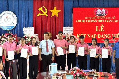 Chi bộ Trường THPT Trần Cao Vân kết nạp 10 học sinh vào Đảng