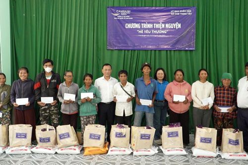 Công ty Cổ phần Nhà ga quốc tế Cam Ranh trao 30 suất quà cho các hộ dân có hoàn cảnh đặc biệt khó khăn