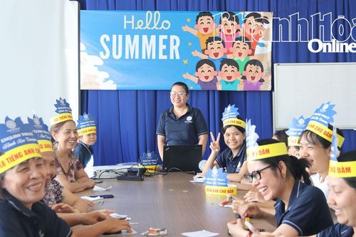 Nữ tình nguyện viên bền bỉ của Chương trình Người dân Khánh Hòa nói tiếng Anh