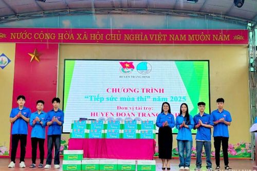 Trao quà tiếp sức mùa thi cho học sinh lớp 12 tại điểm thi Trường THPT Tràng Định