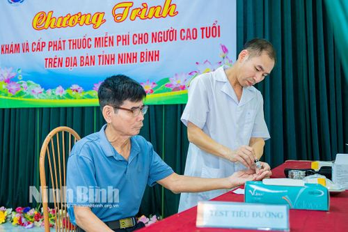 Khám, tư vấn sức khỏe miễn phí cho người cao tuổi tại xã Quảng Lạc