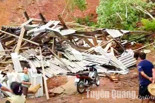Sạt lở vùi lấp 1 ngôi nhà ở xã Thượng Nông