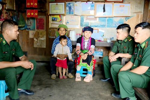 Cán bộ biên phòng tăng cường xã: Gắn dân, giữ đất, dựng làng