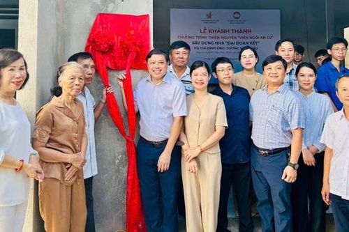 Trao nhà cho gia đình có hoàn cảnh khó khăn