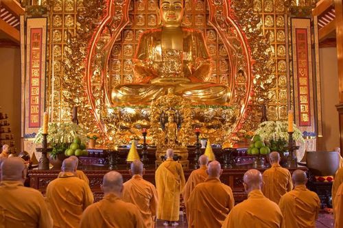 Đức Pháp chủ cùng chư Tăng TP.HCM Bố-tát, thính giới kỳ đầu tiên mùa An cư kiết hạ Phật lịch 2569