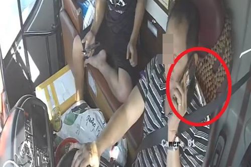 Liên tiếp phát hiện tài xế xe khách vừa lái xe vừa nghe điện thoại trên cao tốc