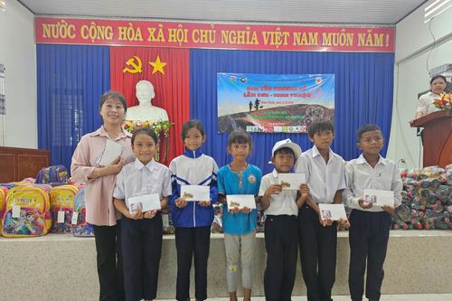 Gần 150 triệu đồng tiếp sức cho dân tộc thiểu số, học sinh vượt khó khăn