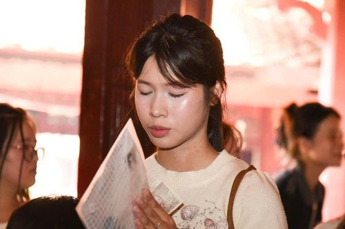 Tấp nập sĩ tử mang giấy báo thi, xôi đỗ... đến Văn Miếu cầu may trước thi tốt nghiệp THPT 2025