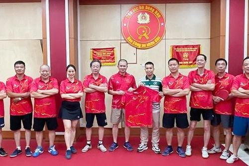 Kamito tặng CLB bóng bàn Báo CAND áo thi đấu đội tuyển Việt Nam
