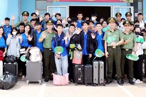 Công an Kiên Giang hỗ trợ 142 thí sinh vượt biển vào đất liền dự thi THPT