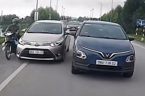 Ô tô tạt đầu gây tai nạn cho xe máy
