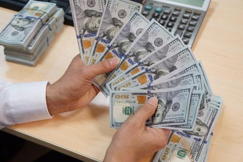 Giá USD chạm mức đỉnh, chuyên gia dự báo thế nào?